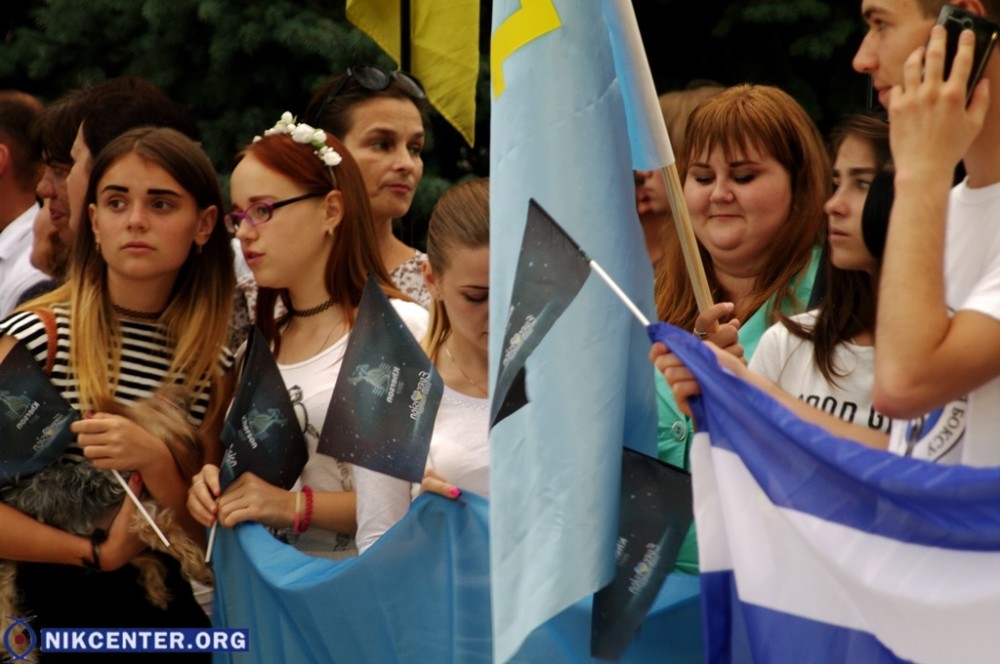 Участникам раздали брендированные флажки Евровидения-2017