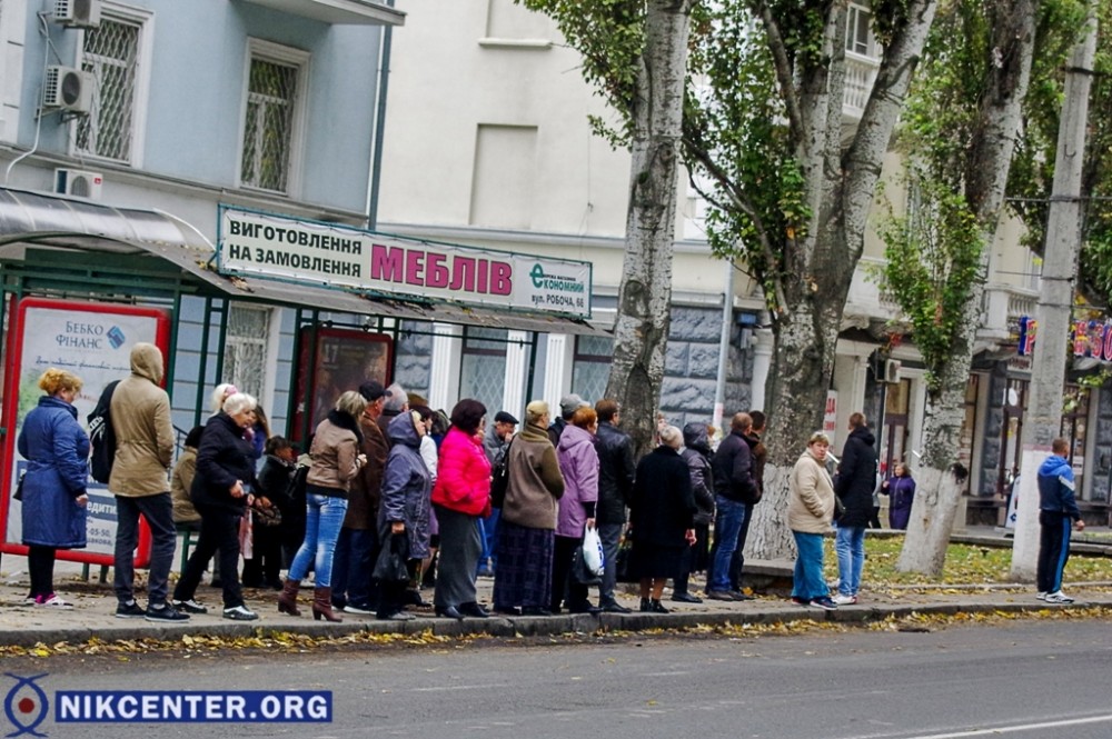 Одни троллейбусы с трудом справляются с количеством желающих уехать