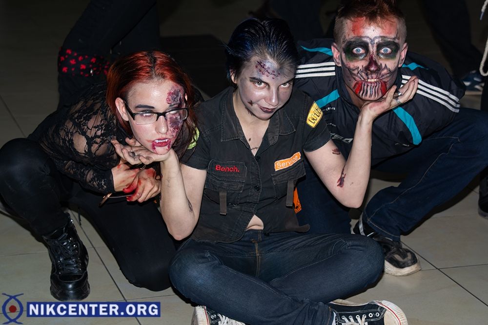 В ожидании участникам пришлось отдыхать прямо на бордюре возле горсовета