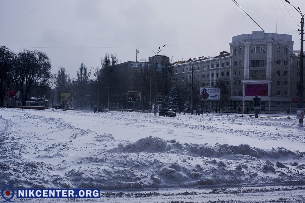 На площади перед облгосадминистрацией видны уже полузасыпанные снегом результаты ночной работы очистительной техники