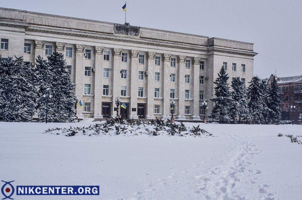 Люди прокладывают к госучреждению "народные тропы". Там, где раньше были дорожки теперь ноги местами проваливаются в снег по колено