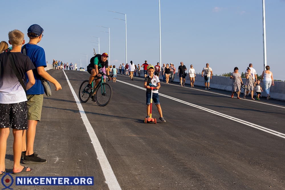 Велосипедисты и пешеходы тестируют готовую часть мостоперехода