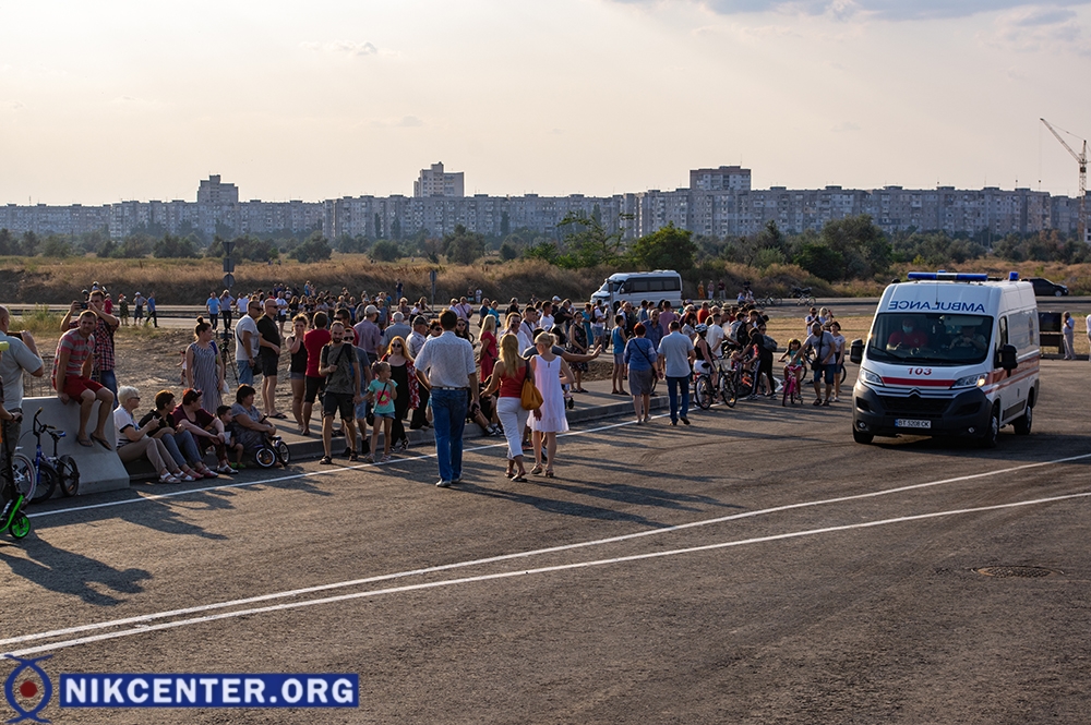 На долгожданное открытие мостоперехода, которое ждали много лет, собрались жители микрорайона Таврический