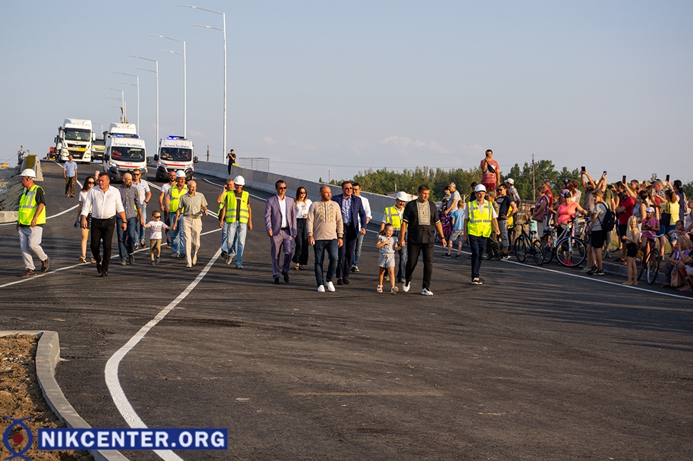 Возглавляли колонну представители городской и областной власти, подрядчики и строители
