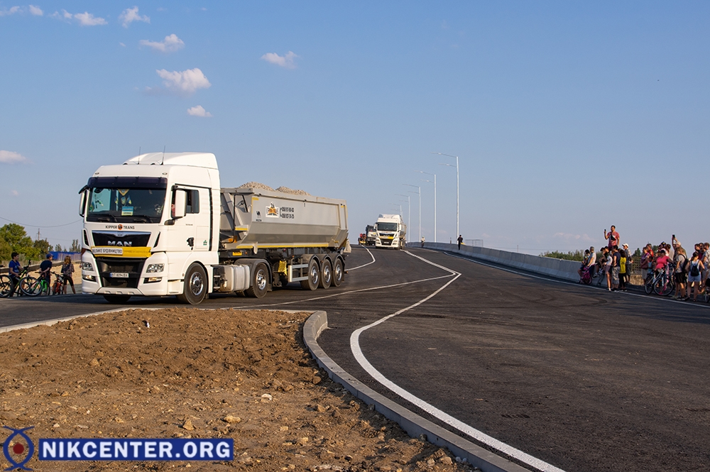 Для тестирования прочности моста по нему проехали машины, груженые щебнем