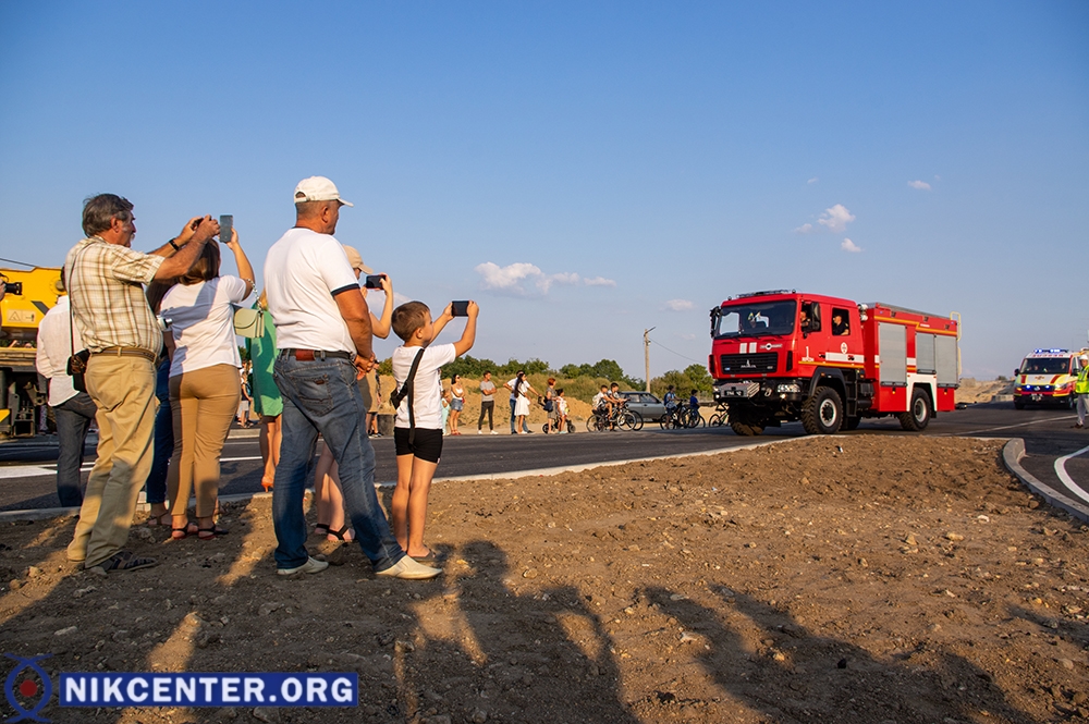 Жители микрорайона и гости документируют исторический момент