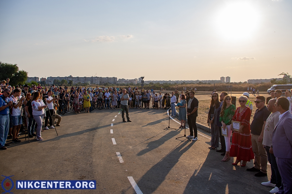 Митинг в честь открытия был очень непродолжительным, но многолюдным