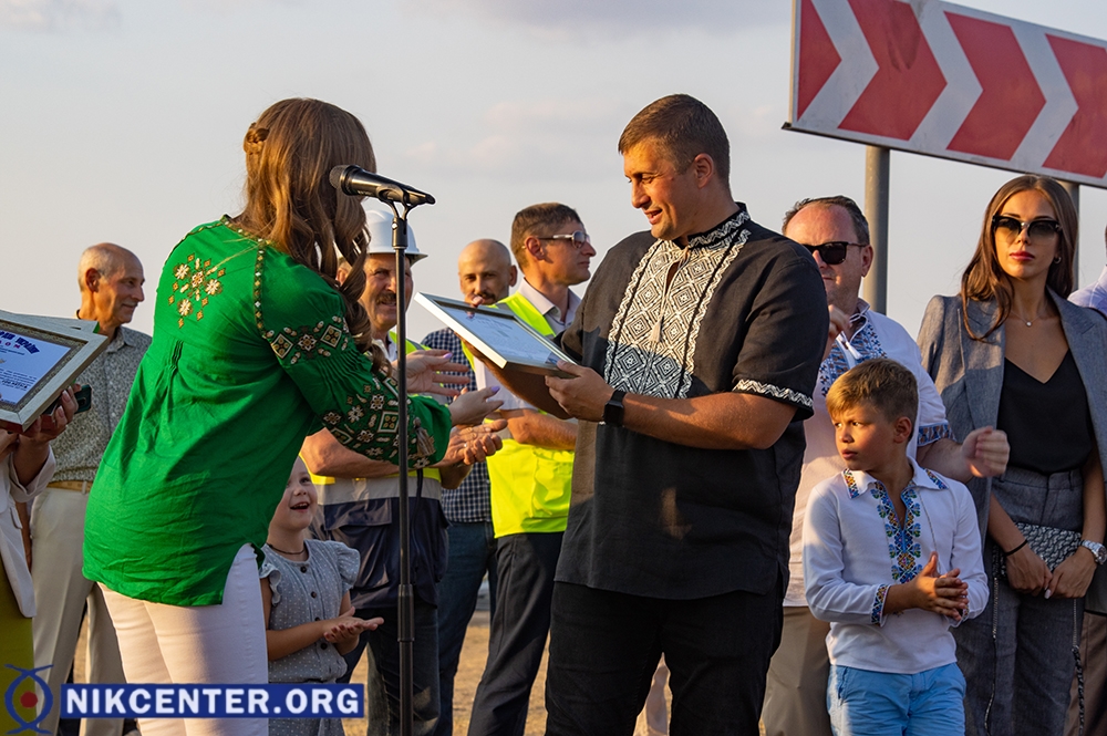 Главе Херсонской ОГА вручают диплом о Национальном рекорде Украины