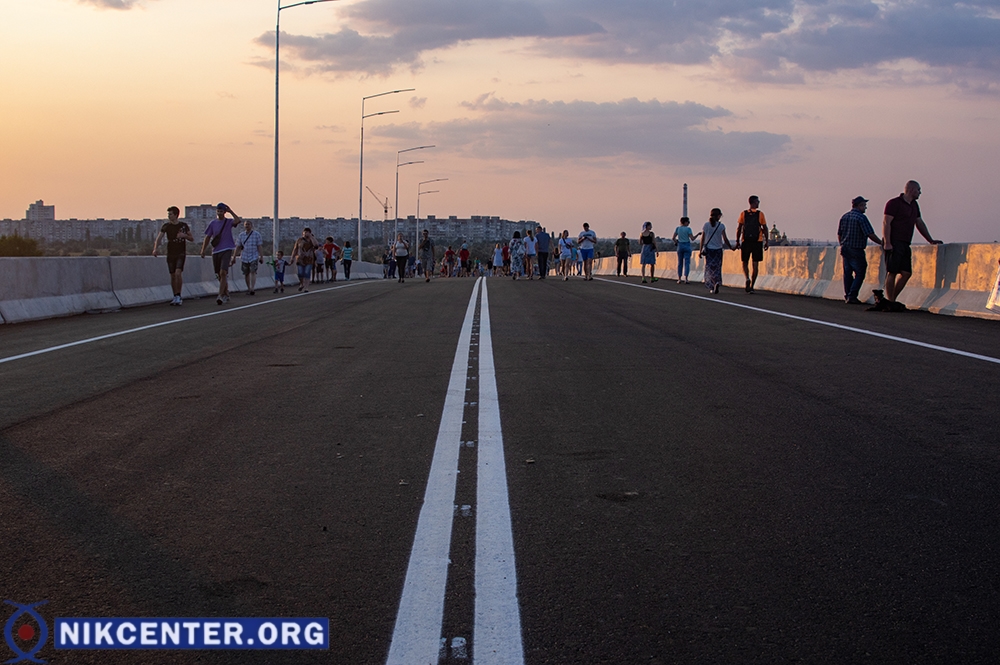 В вечернее время с мостоперехода открывается прекрасный вид на микрорайон Таврический и окрестности