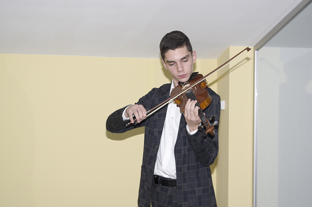 На открытии хаба выступил обладатель гран-при международных конкурсов Рустем Эмиратли. Он исполнил крымскотатарские народные мелодии.