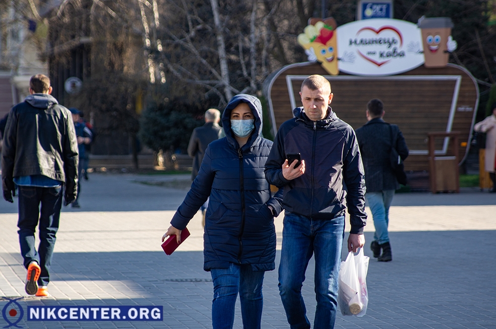 Уличные кафе в основном закрыты, защитные маски носят далеко не все херсонцы