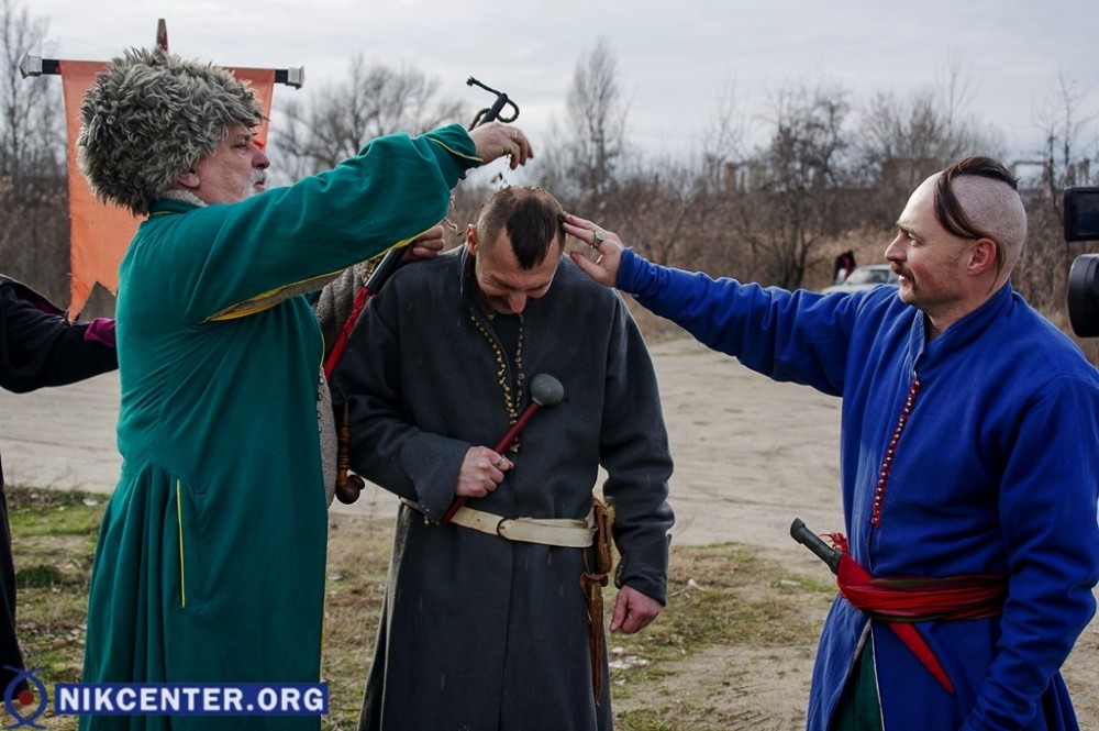 Процедура "инициации" нового атамана - его измазывают грязью, дабы "не зазнавался и не ставил себя выше других"