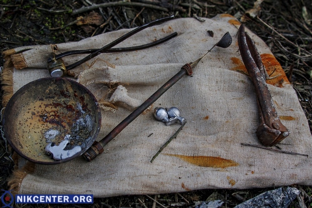 Рабочие инструменты оружейника - плошка для плавки свинца, форма для отливки, заготовки пуль, кусачки для удаления лишних "ножек" с пуль, оставшихся после отливки и ложка для зачерпывания раскаленного свинца