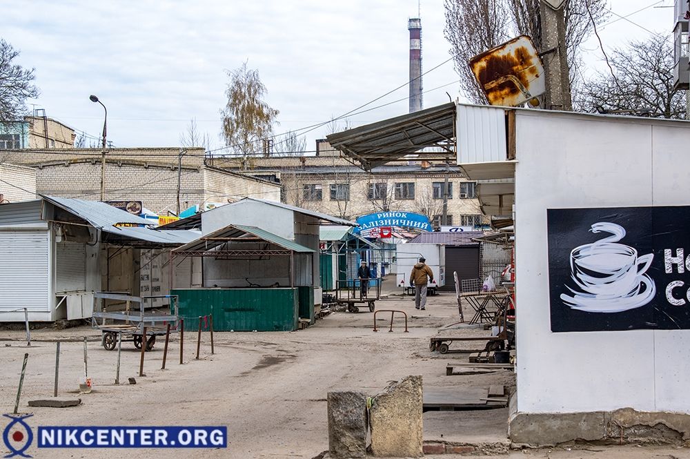 Утром на "Железнодорожном рынке" бойко шла торговля, а примерно в 10.00 сотрудники полиции сообщили торгующим о решении органов власти закрыть абсолютно все рынки. Уже спустя час рынок почти обезлюдел.