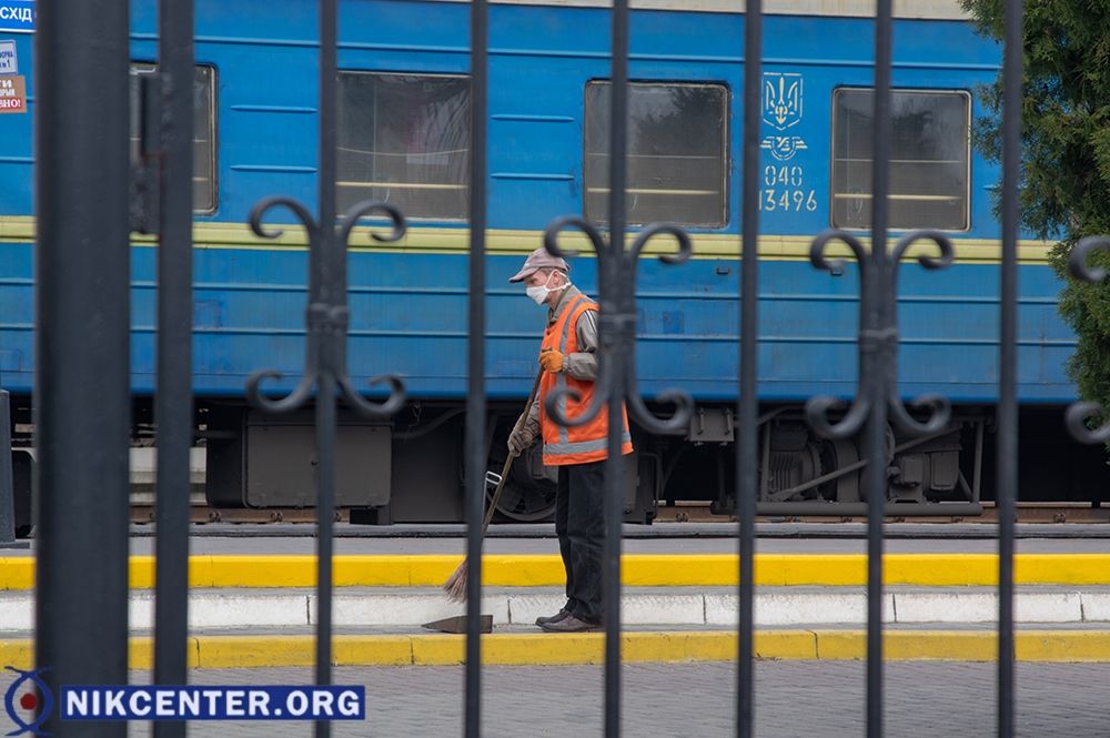 На территории железнодорожного вокзала находятся только сотрудники и остановленные на период карантина поезда. 