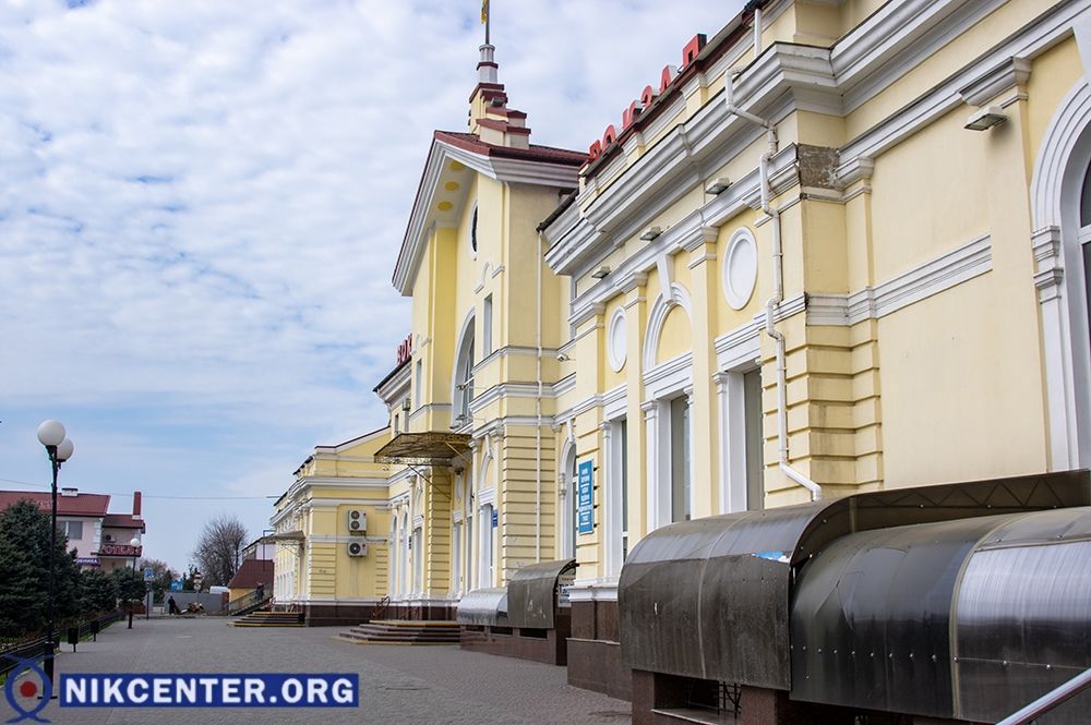 Обычно многолюдная площадь перед железнодорожным вокзалам сегодня пустая - вокзал и все входы на перроны закрыты.