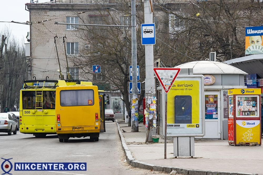 Обычно очень многолюдная остановка общественного транспорта возле ж/д вокзала сейчас практически пустая.