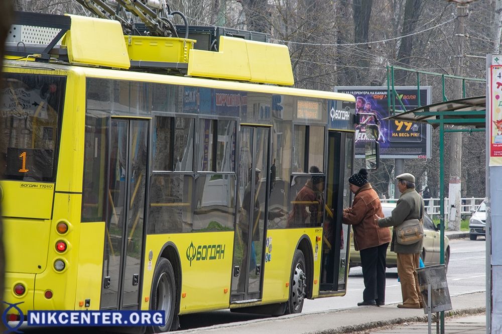 Водители троллейбусов открывают для пассажиров только переднюю дверь и контролируют, чтоб в салоне находилось не более 10-ти пассажиров.