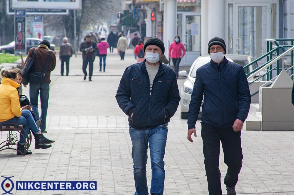 Улицы Херсона пока многолюдны, но прохожих в защитных масках можно встретить все чаще.