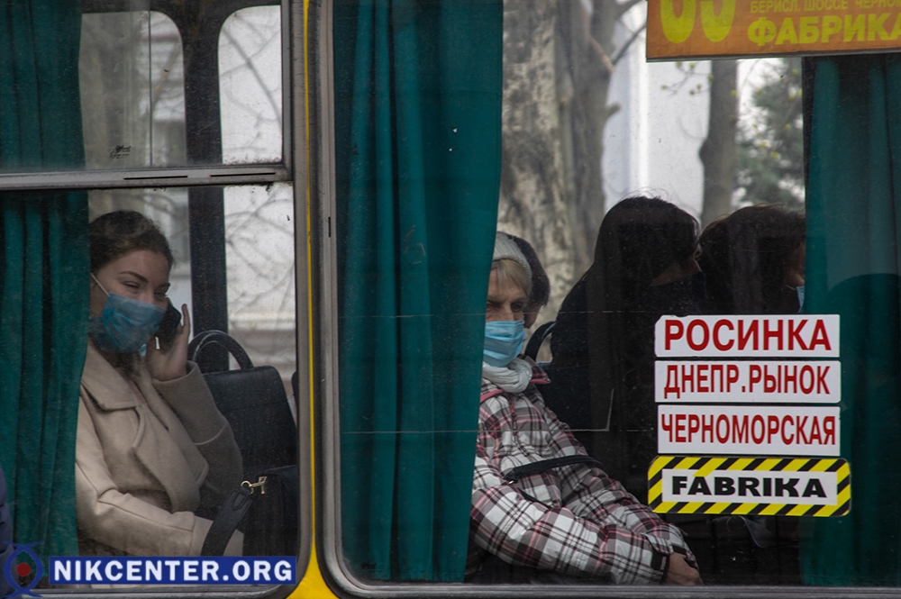 Еще больше людей в защитных масках - в ообщественном транспорте.