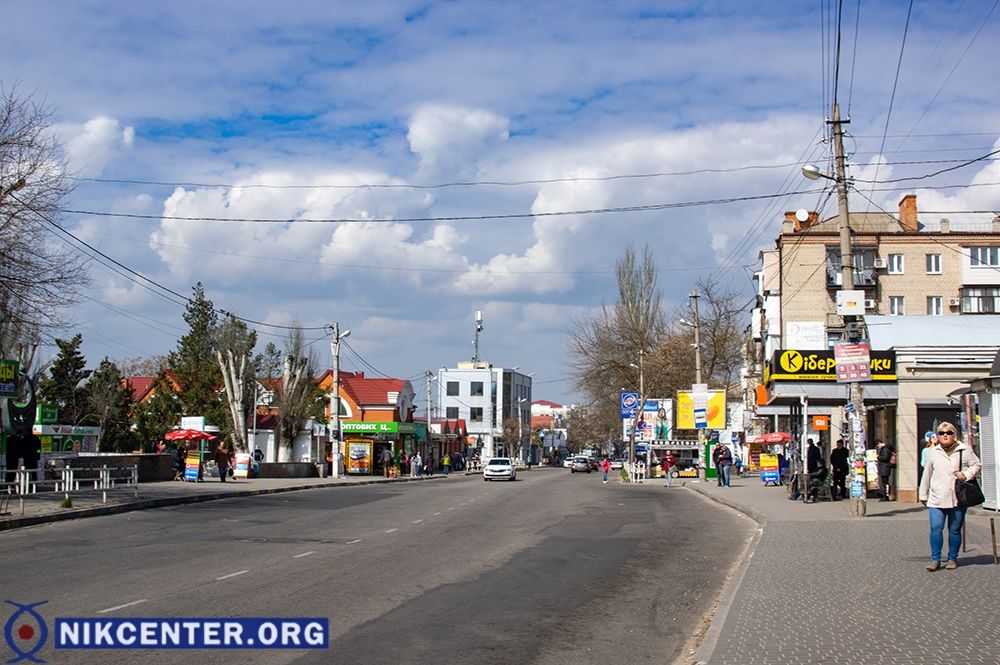 Остановка общественного транспорта возле Центрального рынка непривычно пустынная - обычно тут всегда стояли автобусы, ожидающие пассажиров.