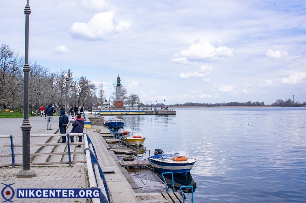 Из водного транспорта остались только небольшие катера, перевозящие не более трех пассажиров.