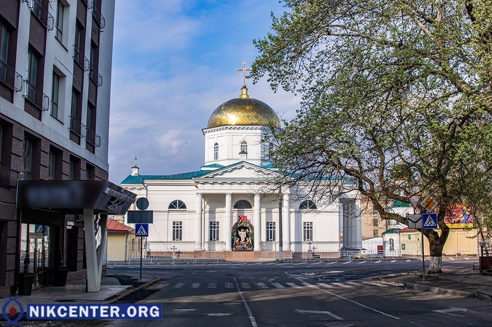 Впервые за много лет возле самого известного православного храма Херсона - Свято-духовского кафедрального собора - в пасхальное утро было безлюдно.