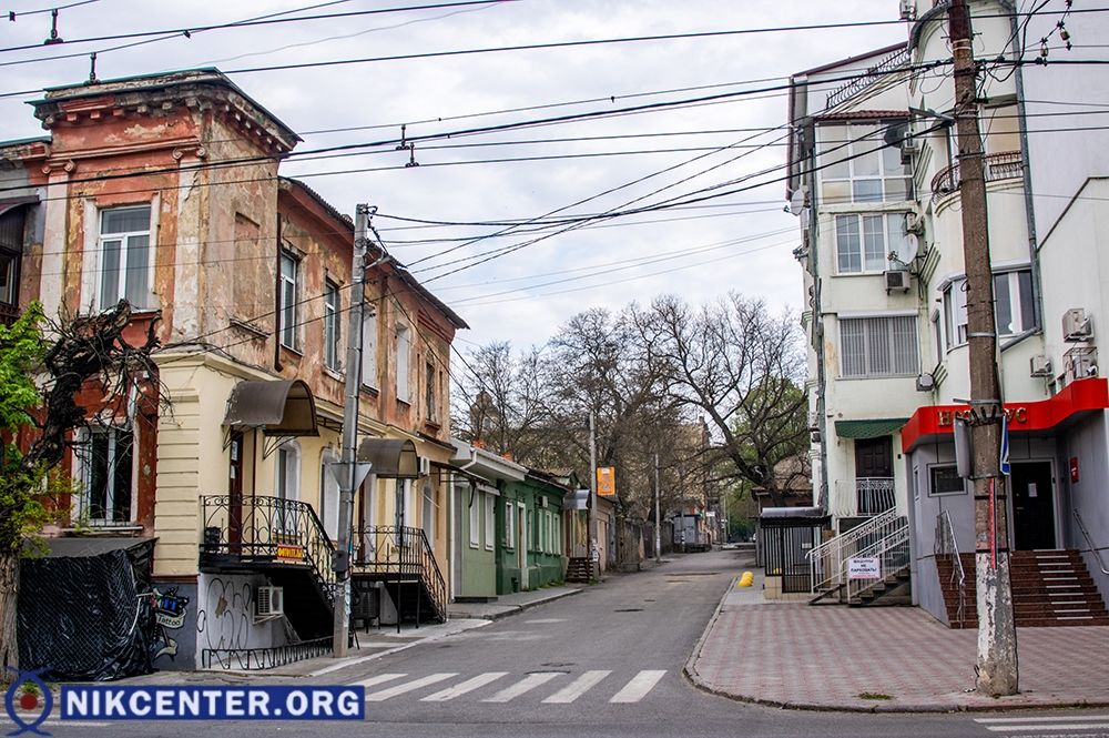 Прилегающие к храмам улицы не заставлены припаркованными машинами.