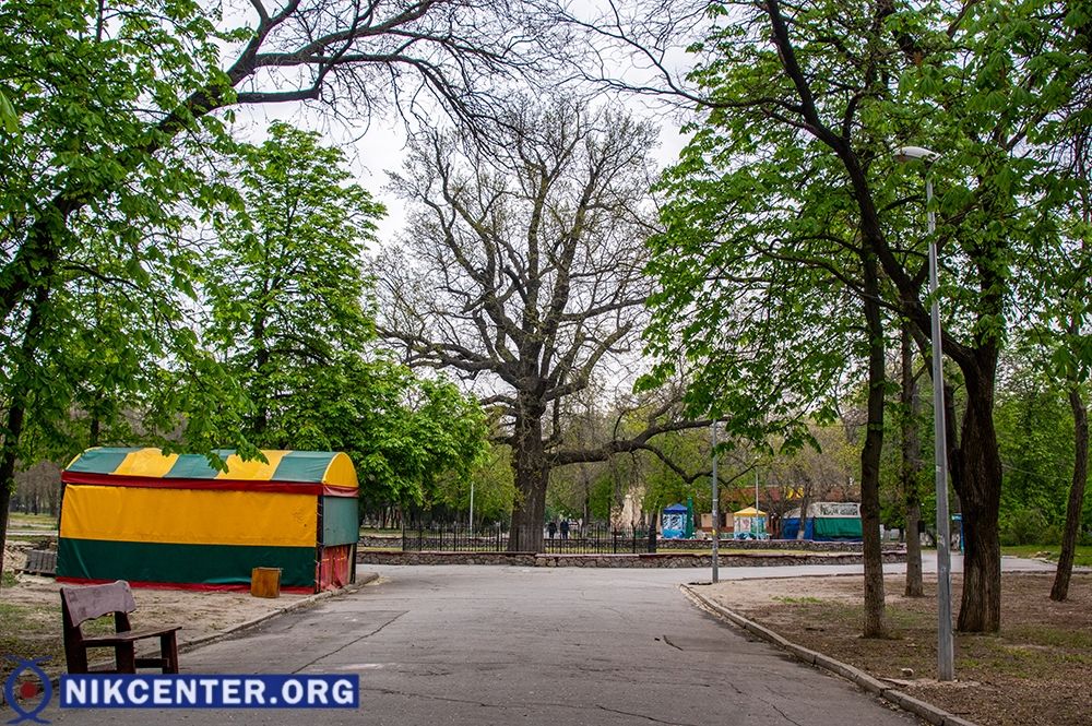 Городской парк отдыхает от посетителей и аттракционов.