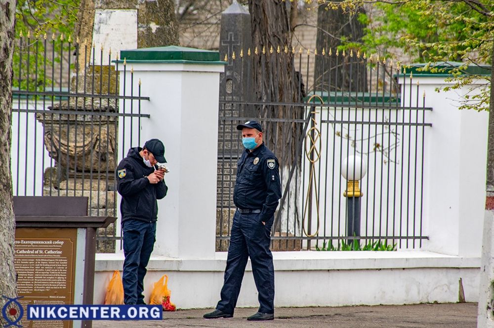 Утром полицейских удалось увидеть только возле Свято-Екатерининского собора.