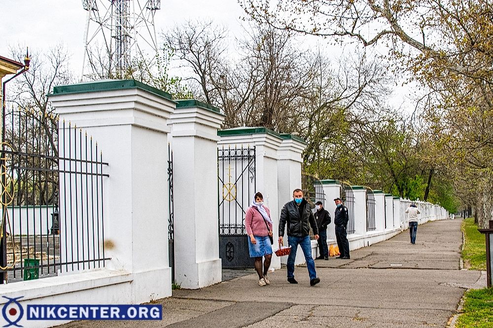 В этом храме утреннее освящение пасок также проводилось в индивидуальном порядке.