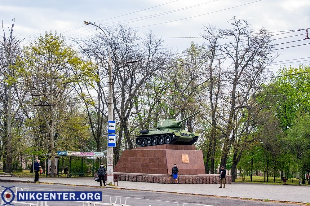 Большинство остановок общественного транспорта пусты, а там, где есть люди, соблюдается дистанция.