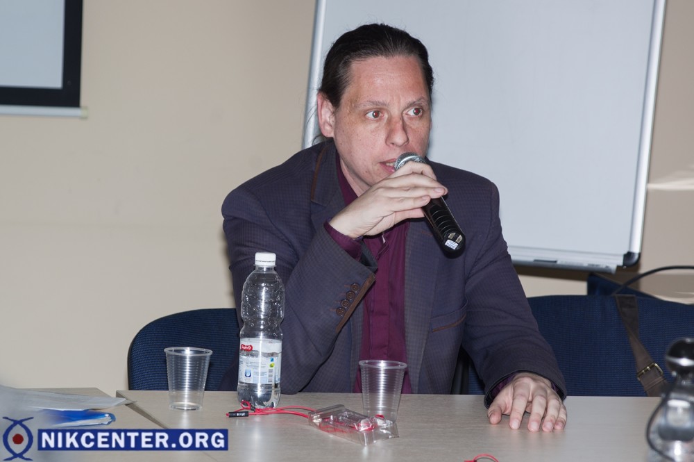 активист Александр Тарасов 