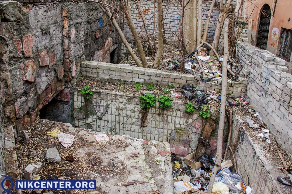 То, что осталось от общественного туалета