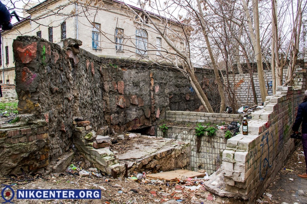 На заднем плане - стена музея