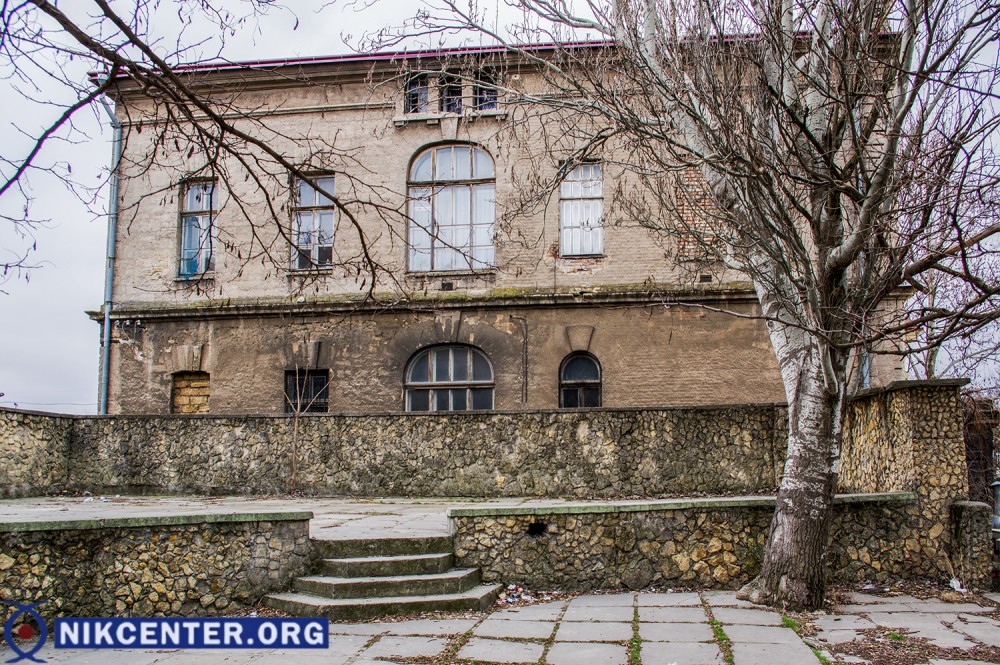 Часть аварийной стены и место для летней площадки