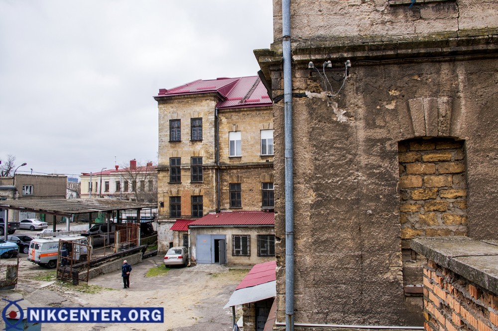 Внутренний двор музея. Слева - частная стоянка, заложенное окно справа - место будущего лифта