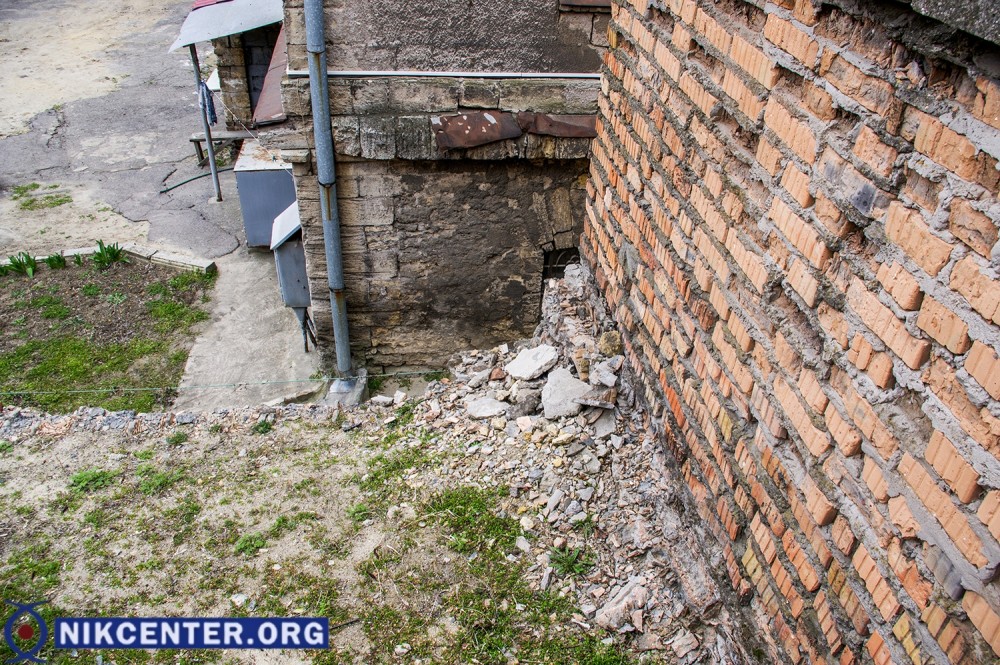 Разрушающаяся стена рядом с местом будущего лифта