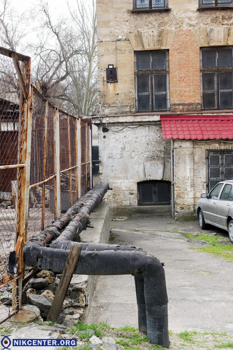 В непосредственной близости от стен музея расположена теплотрасса