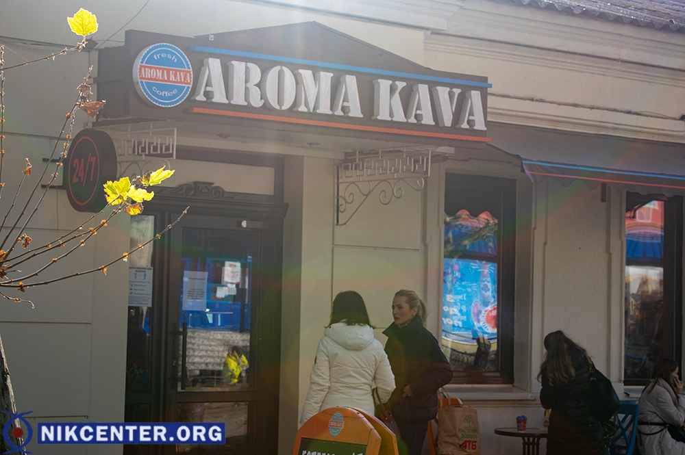 Посетители городских кафе в выходные на период карантина вынуждены довольствоваться столиками, стоящими у входа. Благо на выходных погода была теплой.