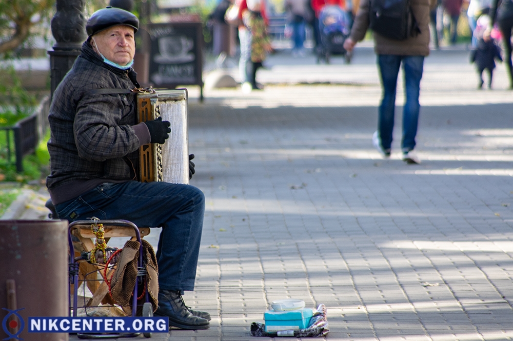 Уличные музыканты - единственное развлечение для горожан в выходные дни.