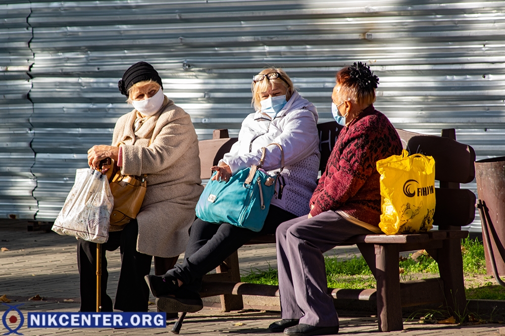 Представители старшего поколения традиционно проводят выходной в дружеских беседах на свежем воздухе