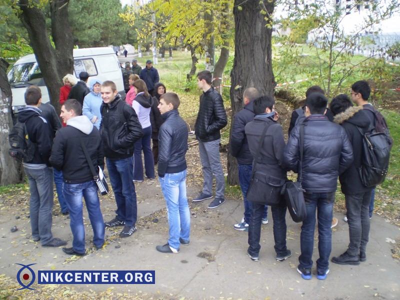 Мешать выполнению работ вышли и студенты и преподаватели