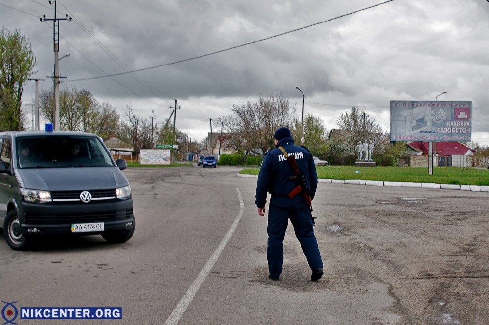 По всему Геническу  стоят патрули, движение рядом со "взорванной" вышкой перекрыто