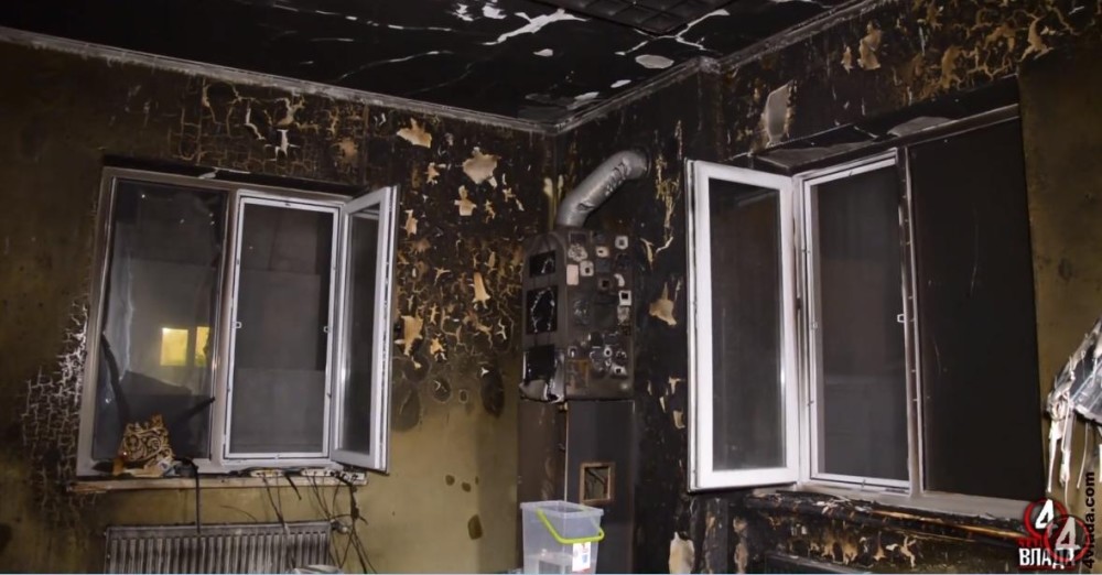 Так выглядела одна из комнат редакции в которую поджигатель забросил две бутыли с бензином