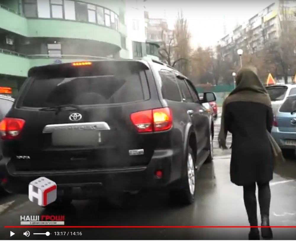 Пимахова спряталась от журналистки в Toyota Sequoia