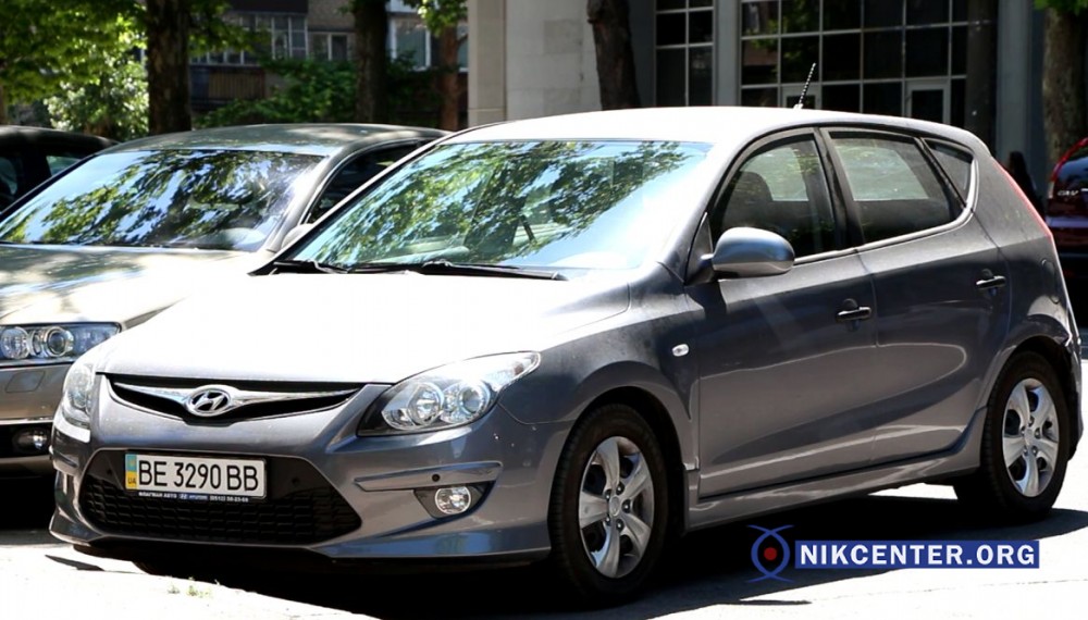 Автомобиль Татьяны Давченко возле Николаевской ОГА, где находится хозсуд.