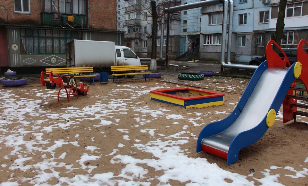 "Капітальний ремонт" дитячого майданчика на окрузі Лариси Веселовської