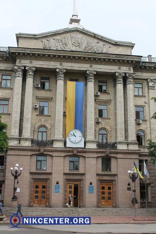 Здание Николаевского горсовета всегда выглядит солидно и помпезно