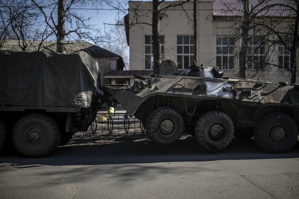 Вантажівка ЗСУ буксирує російську бронетехніку у Вознесенську. Фото The Wall Street Journal 